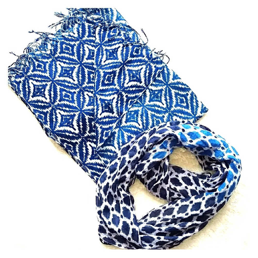 Set of 2 blue fashion scarves - Like new!
